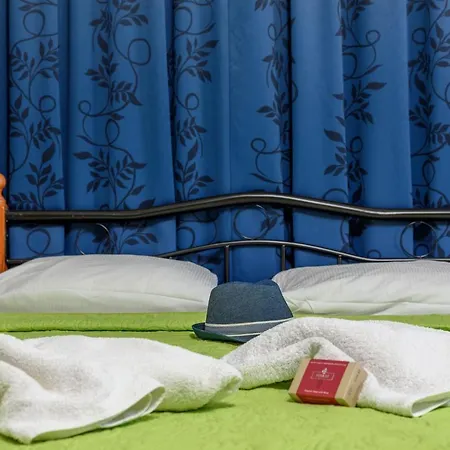 Des Roses Hotel