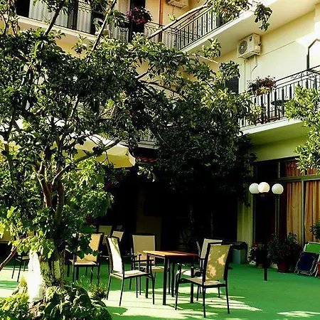 Des Roses Aparthotel 2*