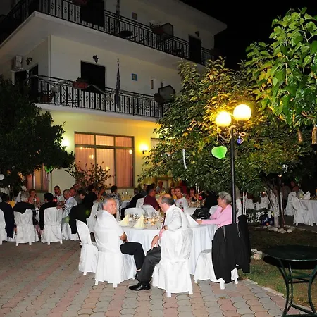 Des Roses Ξενοδοχείο με διαμερίσματα Πλατανιάς